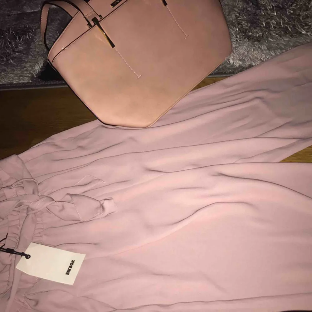 Ett par helt nya finbyxor av Bikbok i färgen babyrosa/ljusrosa i storlek L. Inte använt dem pga att dem är för långa på mig.  Prislappen finns kvar, vanliga priset: 350kr. Jeans & Byxor.