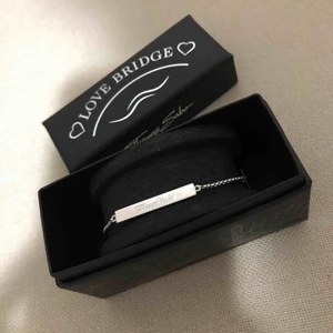  - Graverat silverarmband från Thomas Sabo med texten "Moon Child". Väldigt smal och elegant. 