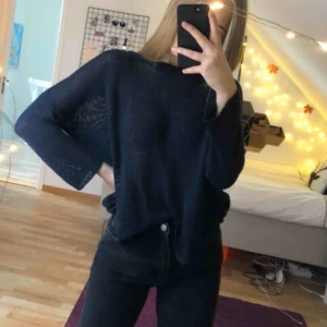  - Marin blå långärmad pösig topp. Str M. Lite åt den genomskinliga sida som visas på bilden. Kan jättegärna mötas upp i stockholm 💕