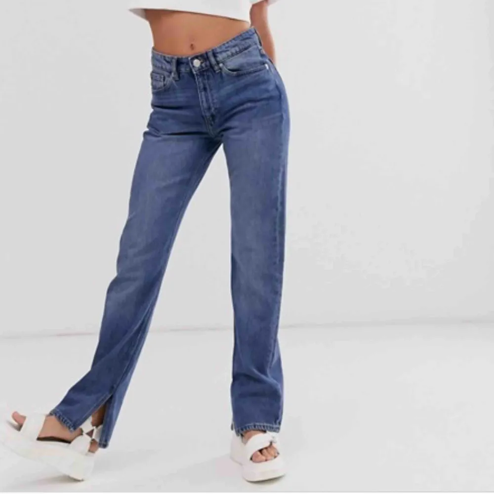 Säljer dessa helt oanvända monki side slit jeans(prislapp finns kvar). Nypris är 400kr. Frakt blir 64kr extra beroende på spårbar eller ej. Endast swish 🌸🌸. Jeans & Byxor.