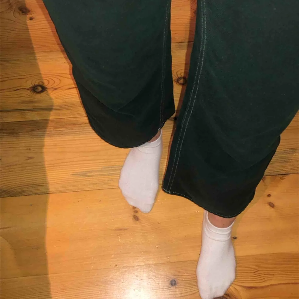 Världens snyggaste byxor från Carin Wester!! Hur snygg passform som helst! De är gröna med vita synliga sömmar. Finns i Falun men kan skickas😃💕. Jeans & Byxor.