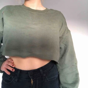  - En militärgrön väldigt croppad sweatshirt. Köpt på Pretty little thing för några år sedan. Använd men i väldigt fint skick! Som ni kan se på bilderna slutar den strax under bysten :))