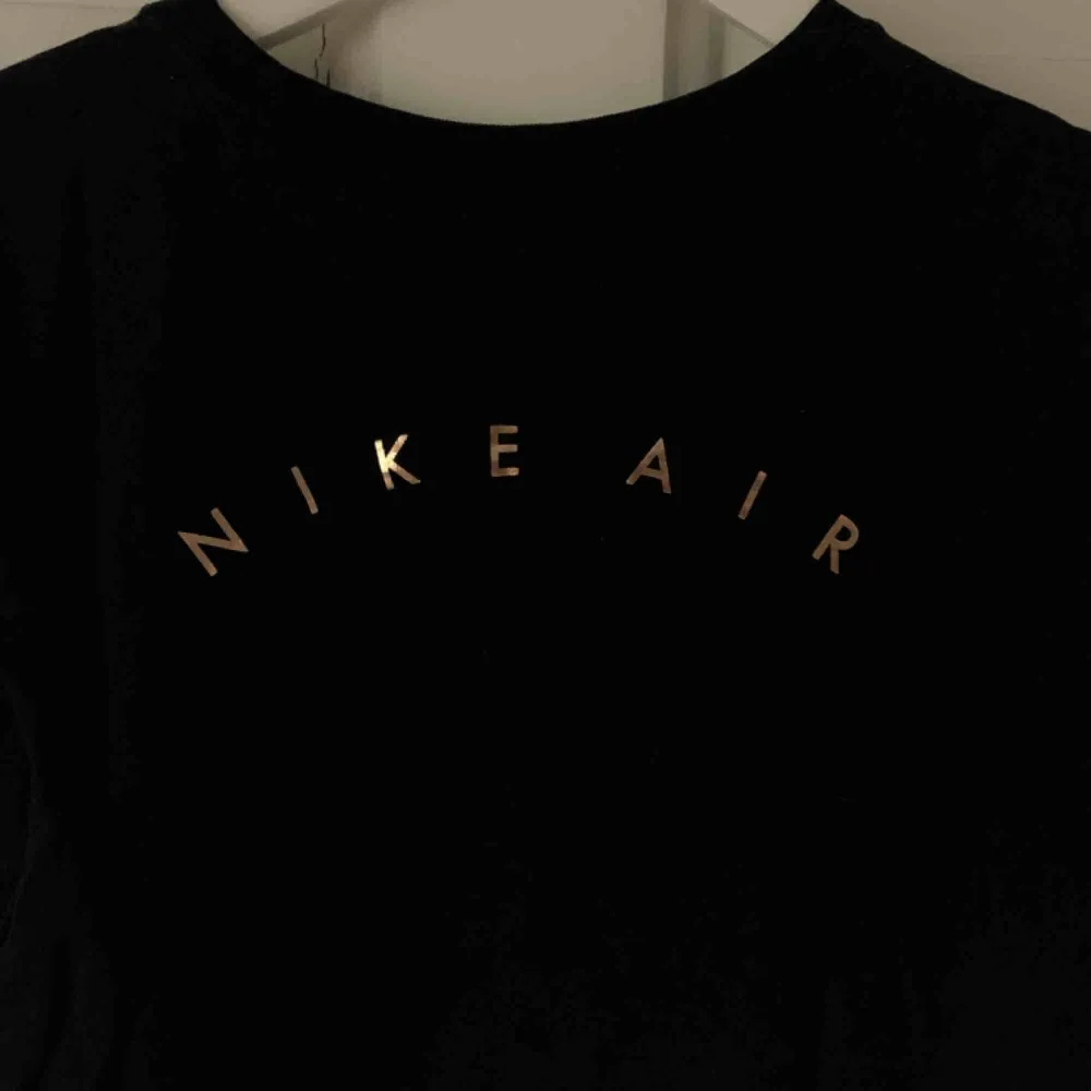 Nike Air croptop   Nyskick - endast använt ett par gånger. . T-shirts.