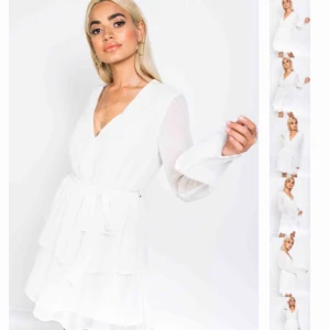  - Super söt studentklänning som jag säljer för att den var lite för kort för mig (är 180). Står att den är L men jag skulle säga att den är M eller S ❤️ aldrig använd 🥰