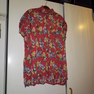  - Tunn skjorta med avklippta ärmar