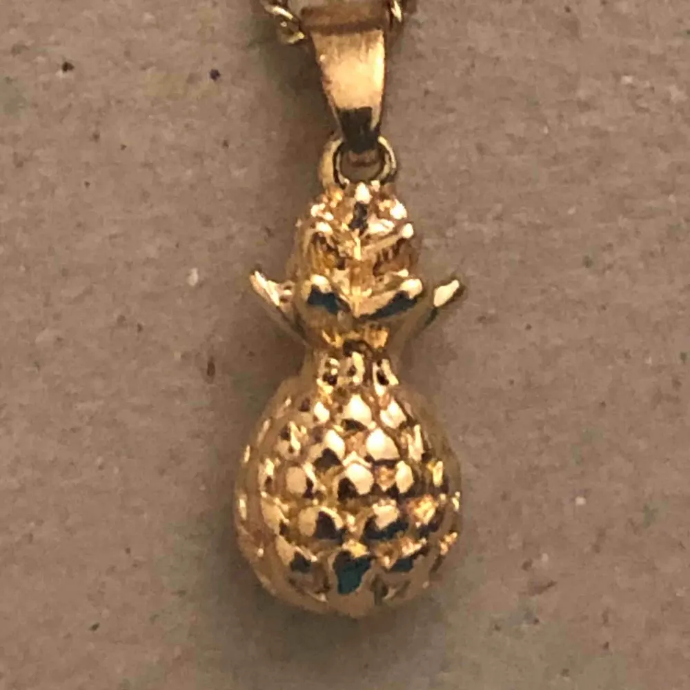 Ett super gulligt halsband med en liten ananas på!💞💞 Aldrig använt och har inte rostat någonstans☺️ frakt: 25kr. Accessoarer.