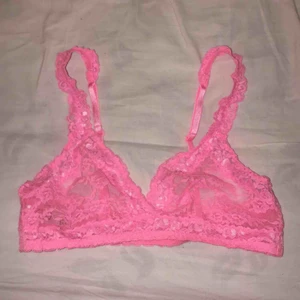  - En rosa spets topp, knappt använd. Jag säljer då den inte får användning. Köparen står för frakten