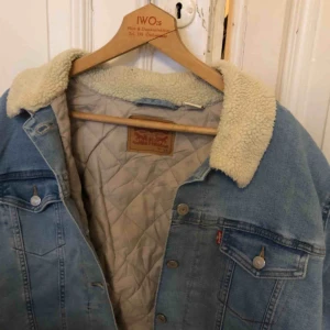  - Fodrad jeansjacka från Levis i bra skick. Sitter som medium. Kan hämtas i Uppsala eller skickas mot fraktkostnad.   Bröstvidd (armhåla till armhåla) ca 61 cm Längd ca 57 cm Armlängd ytter ca:61 cm 
