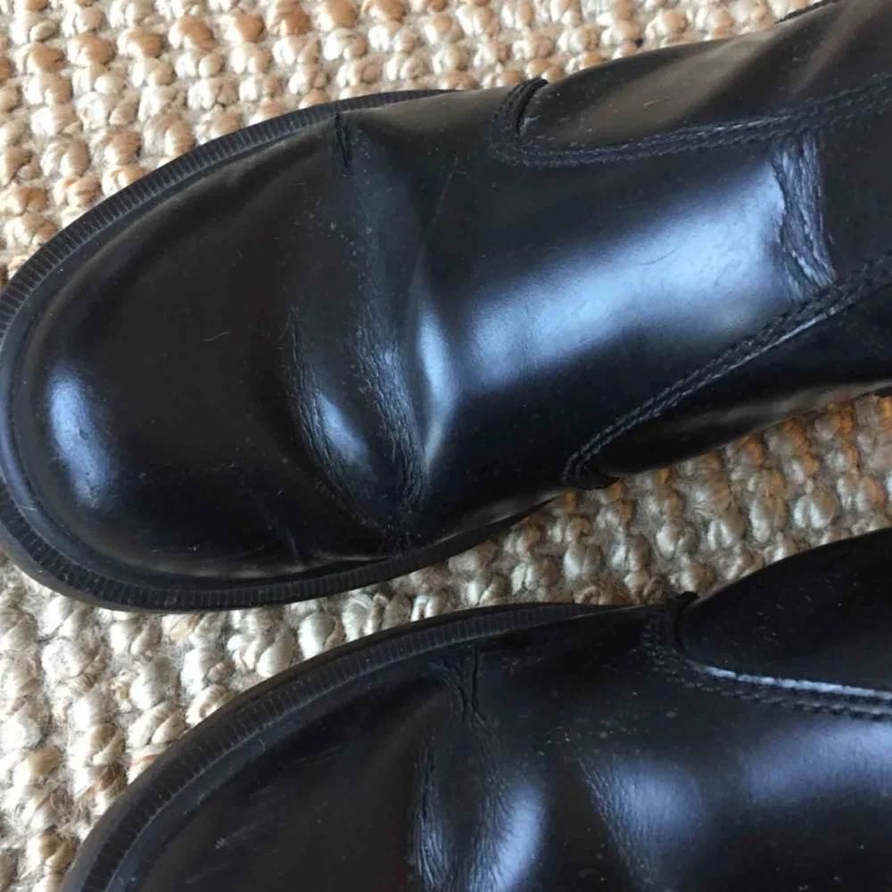 Dr Martens Chelsea boots i strl 38. Lite nötta (se bild tre) men världens skönaste skor! Nypris är 1650 kr.. Skor.