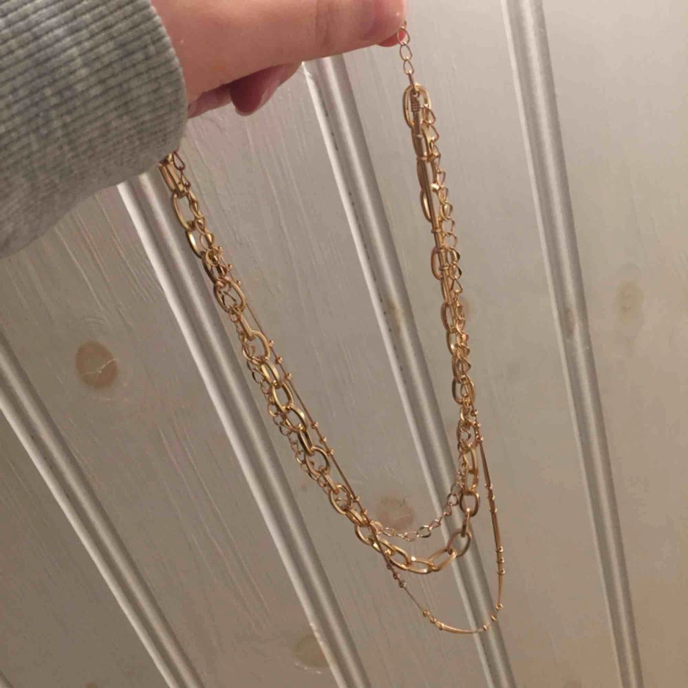 Ett guld halsbandmed tre olika kedjor i en från h&m, sparsamt använd och frakt kostar 9kr!❤️. Accessoarer.