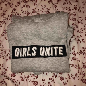  - En grå hoodie från ginatricot som är mycket bekväm och avslappnad.