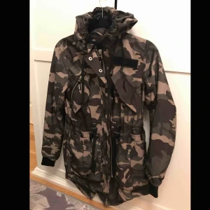  - FRAKT INRÄKNAT!   Jätte snygg höst jacka, tål regn. Väldigt ball. Köpt i Amsterdam för 1200kr. Jackan är i nyskick. Inga hål, trasigt eller så. :) det är inte en tight modell :) 