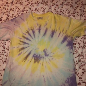  - En färgglad tröja (tid-dye) från pull&bear som är i mycket bra skick.