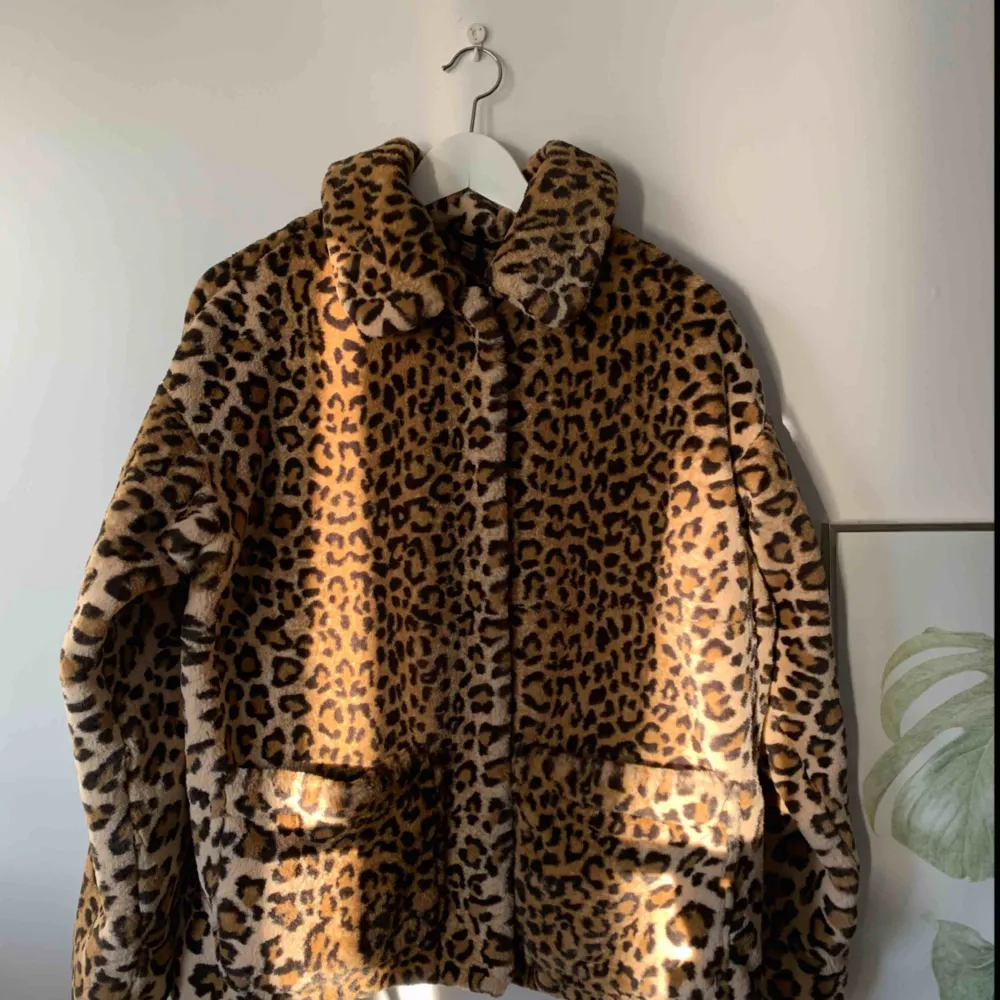 Jätte fin leopard faux fur jacka från Monki i nytt skick, stolek XXS , men modell är oversized . Jackor.