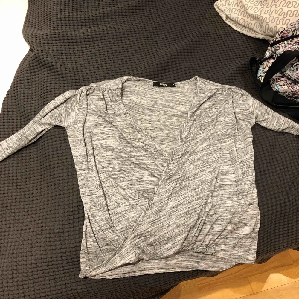 Snygg grå tröja från BikBok, använd fåtal gånger men blivit för små men är inget fel på den. Köparen betalar frakt. Toppar.