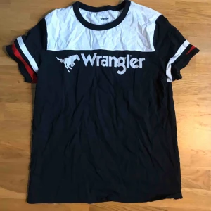 - Wrangler T-shirt! Knappt använd! Storlek L