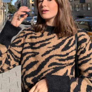  - Superfin trendig zebra tröja i stickat material! Endast använd 1 gång då jag känner att jag inte passar i de mönstret! Org pris: 249 nu 150!! Storlek S passar perfekt för mig som är 170, pris kan diskuteras!