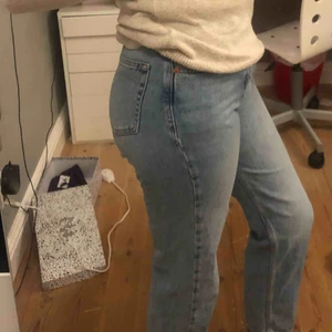  - Supersköna jeans, sitter som en smäck och bildar en fin form. Köpta på junkyard för ca 6 månader sedan. Normalt använda. Jättenajs, funkar superfint som basic blåa jeans. Fråga om fler bilder önskas!❤️❤️