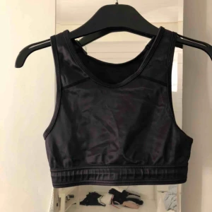  - Svart sport-bh från newbody