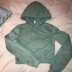  - Croppad hoodie från Nelly. Använd ett fåtal gånger, bra skick. Köpen betalar frakt🌿🌿