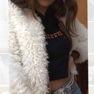  - Super härlig höst/vår jacka med lurvigt tyg, köpt på mango för 2 år sen och den har knappt kommit utanför garderoben tyvärr. Jätte bra skick, säljer pga för liten.