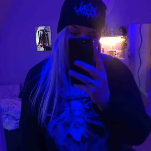  - Tröja med animetryck på, använd ett fåtal gånger 💉 nypris 250kr