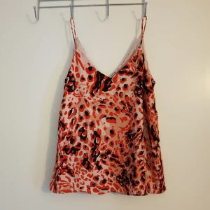  - Helt oanvänt linne som köptes i farten på H&M på en semester. Storleken blev fel och säljer därför detta otroligt fina linne. Köparen står för frakt, 50 kr.