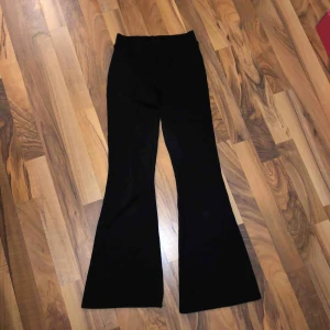  - Svarta mjukis bootcutbyxor från Gina tricot. Storlek XXS i kort modell. Felköp från min sida. Aldrig använda men hur snygga som helst med bra passform till rätt storlek! 