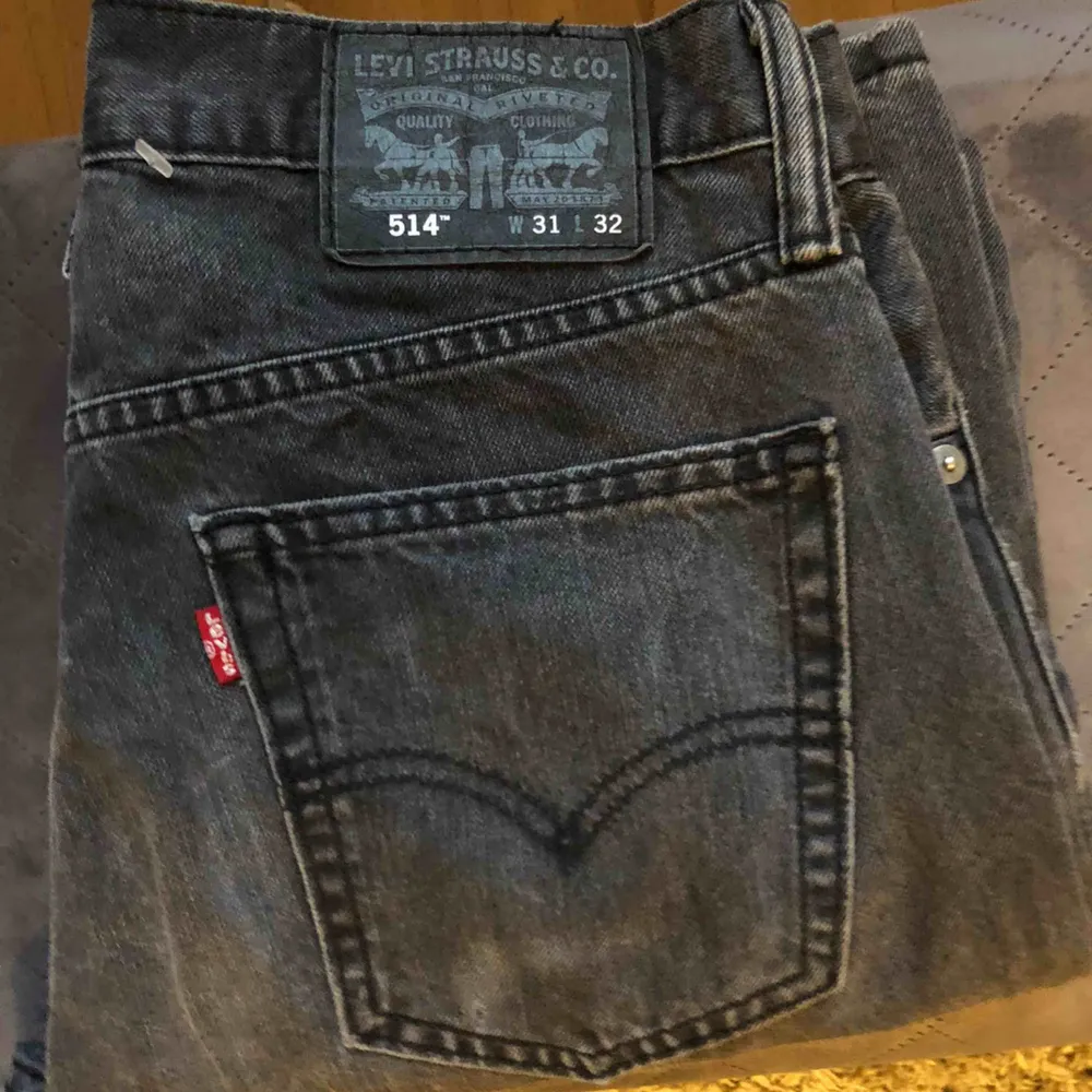 Skit snygga gråa Levis jeans. Aldrig använda. Köpt vintage. Frakt betalas av köpare. Storlek W31 L32 . . Jeans & Byxor.