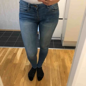  - 👖 Zara skinny jeans 👖 •Säljer ett par fina jeans från Zara i utmärkt skick. •Storlek 38, passar S •65 kr 📍Mölnlycke  