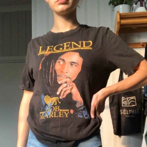  - T-shirt med tryck! så fin men kommer inte till användning längre, storlek xs på herravdelningen men passar mig bra som har s💕 pris 50kr + frakt🦋🦋