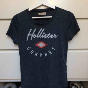  - Snygg tisha från Hollister i storlek M. Sparsamt använd  Kan mötas upp i Kungsbacka, Skene eller Borås. Annars kan jag skicka mot fraktkostnad.