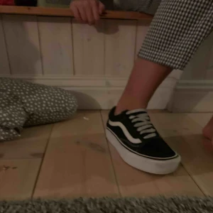  - 🥳🤩 Mina favoritvans har tyvärr blivit försmå så säljer dem! Det är ett par vans i modell platform vilket innebär att sulan är något högre än vanliga vans. Orginalpris 850kr Kan mötas upp i Stockholm eller frakta! Pris kan diskuteras