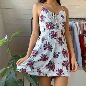  - Somrig kort klänning🌞 inte min stil längre och därför säljs den😚 i bra skick, man knyter där framme själv. Lappen där bak är avklippt men jag gissar på att det är storlek 34-36🌸Frakt inräknat!