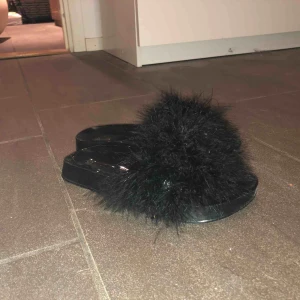  - Ett par snygga fluff skor, perfekt att ha hemma eller utomlands, elr varför inte en fin sommardag.Storlek 38, sälj pga att dem inte kommer till användning längre.