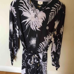  - Klänning från H&M x Anna Glover. Använd 1 gång. Frakt tillkommer.