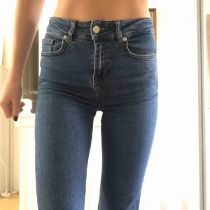  - Säljer dessa jeans i rak modell. Har varit mina favoriter men ej kommit till användning på senaste tiden. De kommer ifrån nakd. Frakt tillkommer på 54 eller 64 kr beroende på spårbar eller inte. 