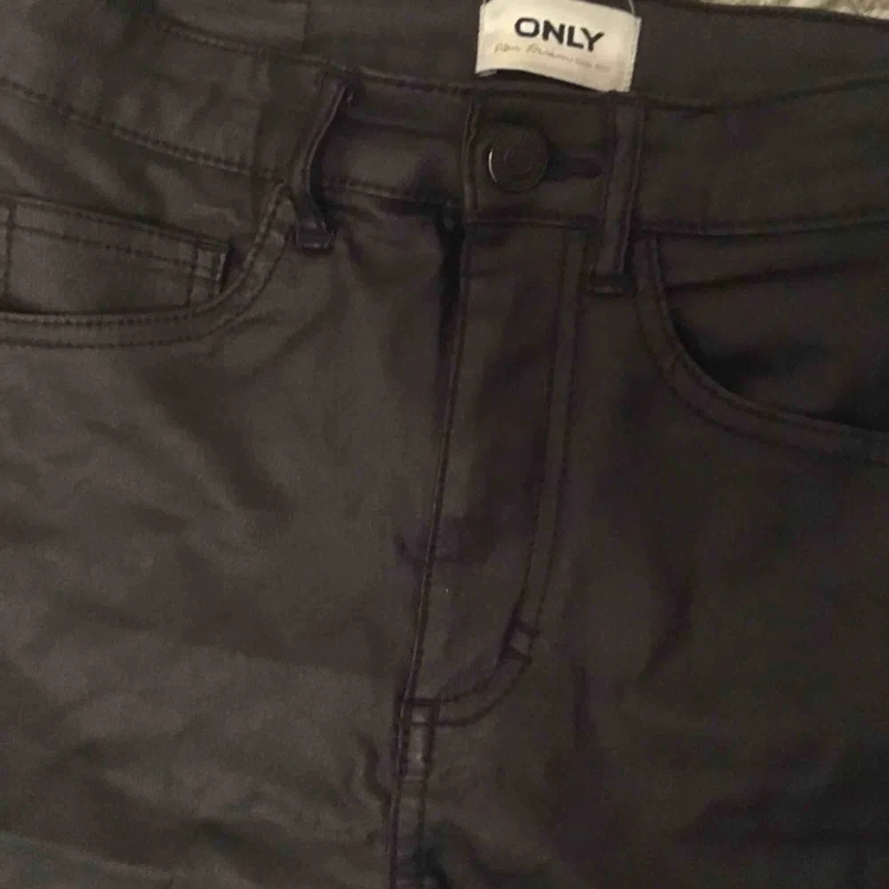Ett par super fina byxor! Säljer för att jag inte gillar tighta byxor längre. Kontakta för mer bilder och om ni vill ha mer info är det bara att fråga!. Jeans & Byxor.