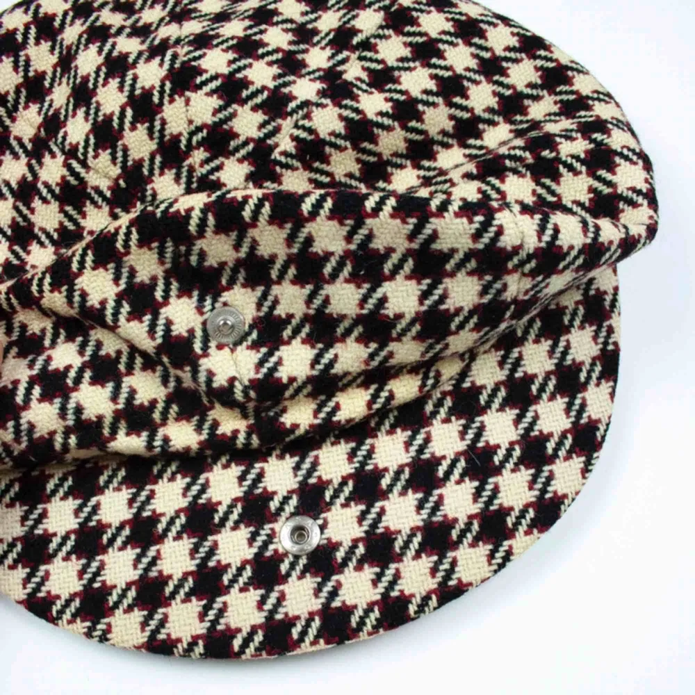 Vintage ca 70s houndstooth tweed flat cap in beige Some signs of wear SIZE Label: 59, can be worn as one size Measurements: Circumference: ca 59 Diameter: 26 Price is final! Free shipping! Ask for the full description! No returns!. Accessoarer.