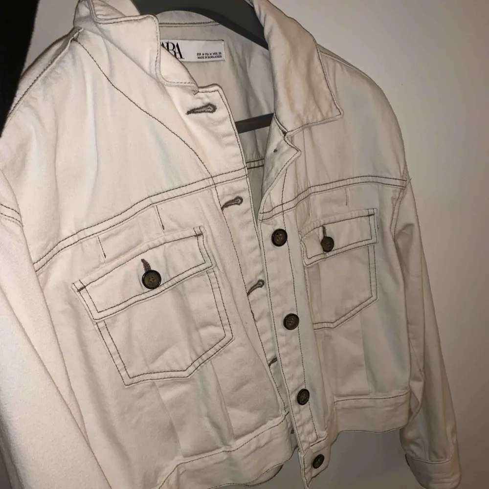 En beige jeans jacka från Zara i storlek M men den funkar absolut som en S också.  Mycket fint skick.. Jackor.
