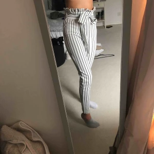  - Randiga thights från Shien. Aldrig använda. Mycket stretchiga och går att justera i midjan. Lite korta i längden men väldigt höga i midjan.