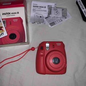  - Instax mini 8 i färgen raspberry! Köpt för 1&1/2 år sedan och är i perfekt skick🌸endast använd 3ggr