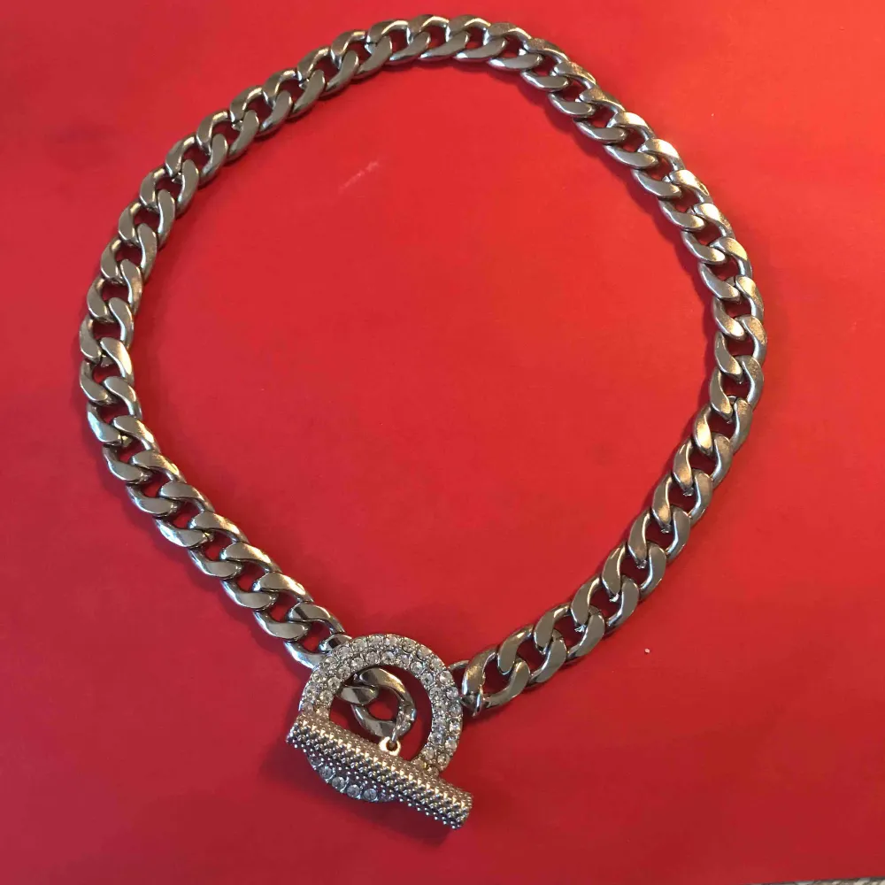 Halsband  silverfärgad med en berlock med kristaller , hämta i Majorna eller skickar för 18kr . Accessoarer.