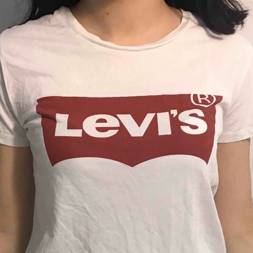 Säljer basic Levis t-shirt, inga hål eller fläckar. ❤️. T-shirts.