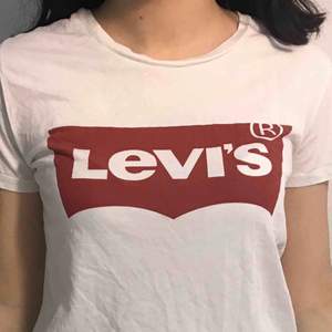 Säljer basic Levis t-shirt, inga hål eller fläckar. ❤️