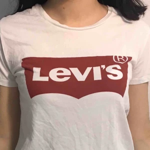  - Säljer basic Levis t-shirt, inga hål eller fläckar. ❤️