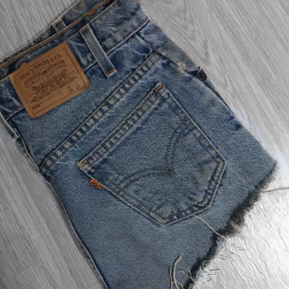 ett par väldigt fina Levis shorts köpta på Gotland. det är modell 550. storleken är 26 men dessa har blivit lite försmå för mig, jag har i vanliga fall storlek 24 i modell 501. dessa är lite mindre än 24 i modell 501! frakt tillkommer. pris kan diskuteras. Shorts.