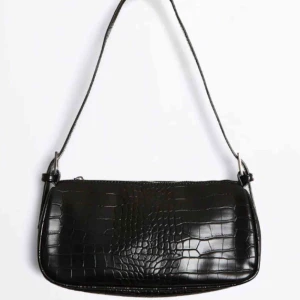  - Kom med bud, helt oanvänd baguetteväska från Nelly, vill se intresse, inga skambud. Säljer då den ej kommer till användning 🌸