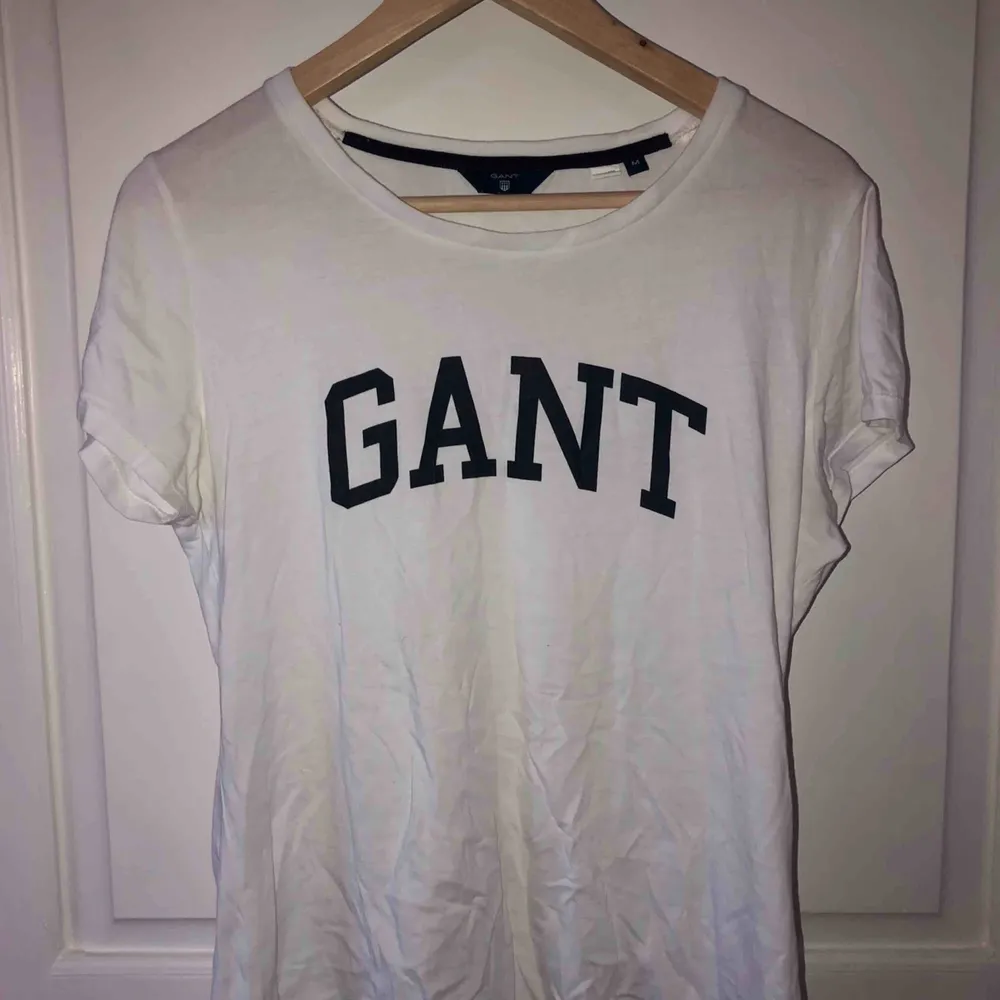 Vit snygg GANT t-shirt, med mörkblått tryck (behöver strykas🙄) annars bra skick🕊🕊🧡🧡. T-shirts.