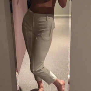  - Vita kostymbyxor, perfekta för uppklädda tillfällen.